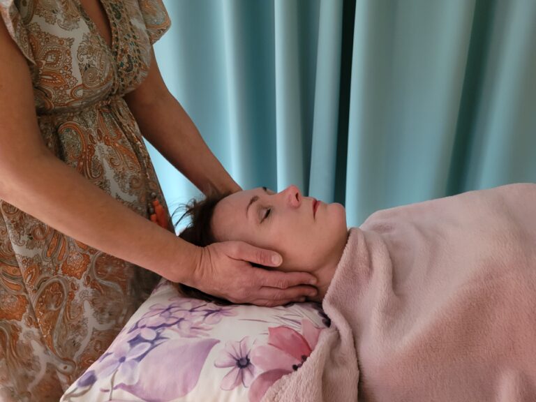 Reiki tervendusseanss meele lõõgastamiseks